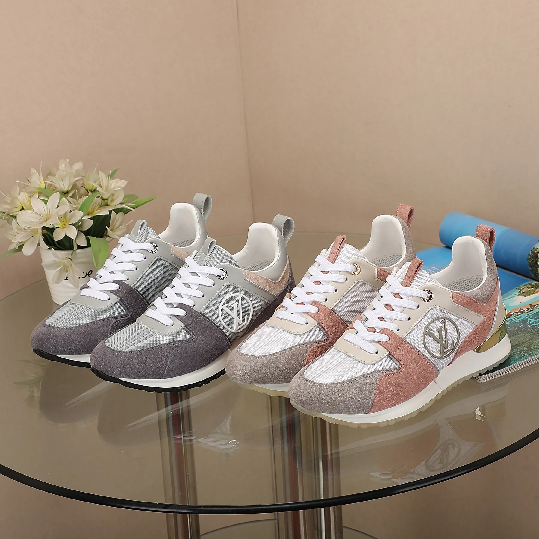 👟👟Ex-factory price 400👟👟 Men's size +10 🔥🔥🔥4046 Louis Vuitton official website synchronized sneakers, this Run Away sneaker is inspired by running shoe design, highlighting Louis Vuitton's iconic tone, technical mesh fabric mixed with suede and metallic cow leather, with wedge-shaped rubber outsole, LV letters written on the side, LV engraved on the metal shock-absorbing structure Circle logo, hidden insole subtly increases the height, reproduces the classic design of Louis Vuitton shoe series. The code number is 35-42 for women and 39-46 for men.